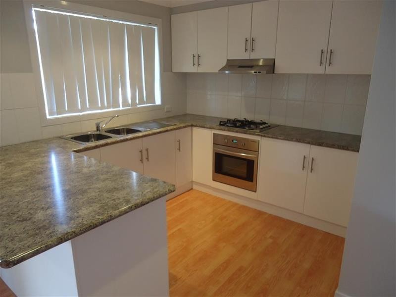 8 Langi Cres, Glenfield Park NSW 2650