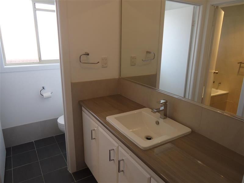 8 Langi Cres, Glenfield Park NSW 2650