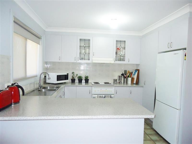 27 Kaldari Cres, Glenfield Park NSW 2650