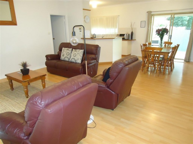 2/24 Lindsay Street, Turvey Park NSW 2650