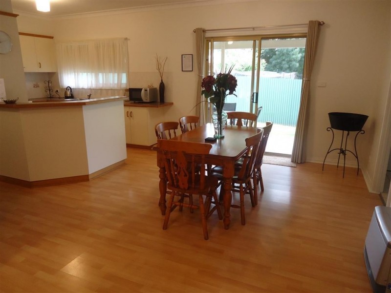 2/24 Lindsay Street, Turvey Park NSW 2650