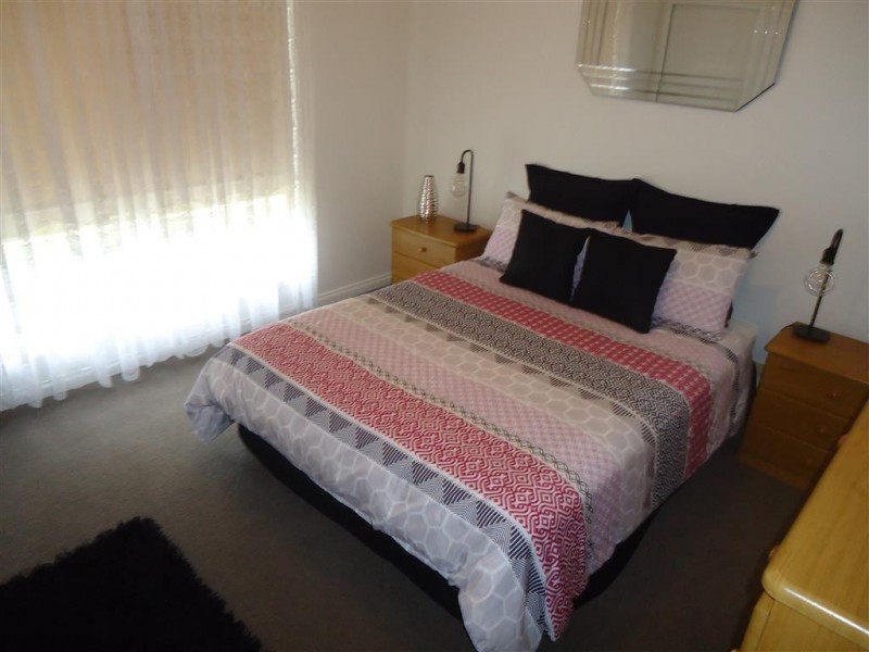 2/24 Lindsay Street, Turvey Park NSW 2650