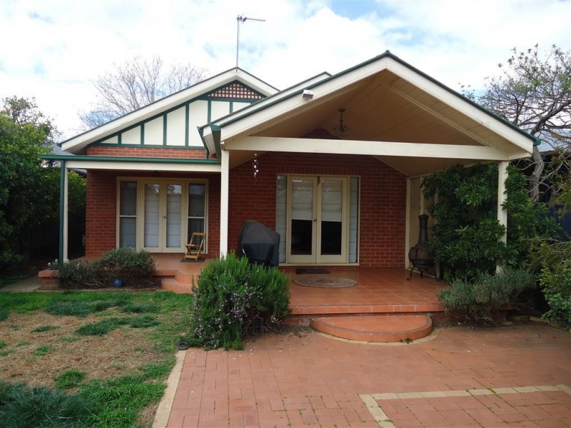70 Thorne Street, Wagga Wagga NSW 2650
