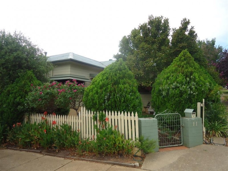11 Coleman Street, Turvey Park NSW 2650