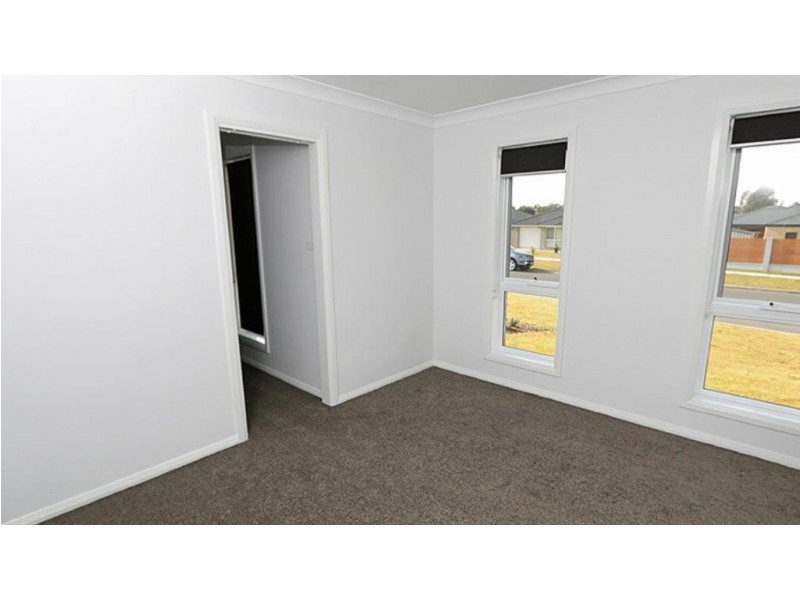 27 Bradman Drive, Boorooma NSW 2650