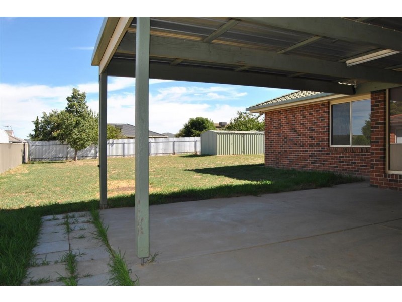 15 Canola Place, Estella NSW 2650