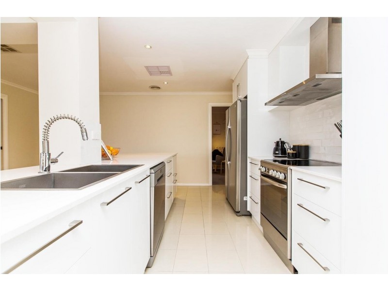 6 Ilex Street, Lake Albert NSW 2650