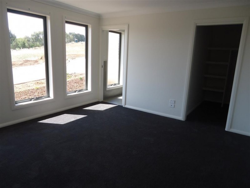 1/56 Ross Parkway, Gobbagombalin NSW 2650