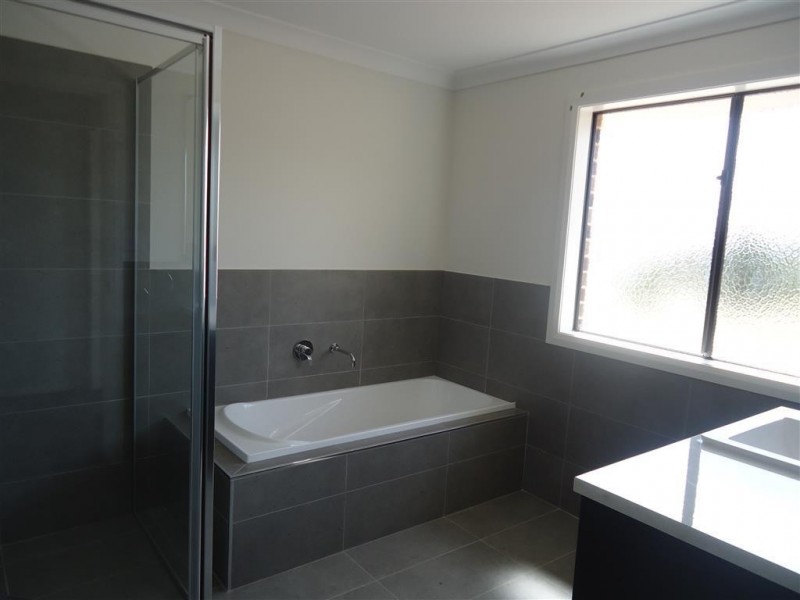 1/56 Ross Parkway, Gobbagombalin NSW 2650