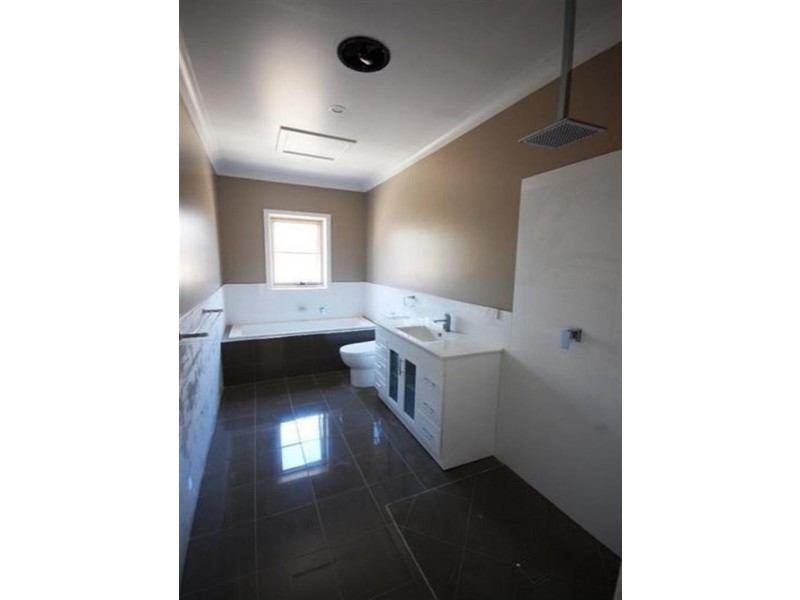 7 Docker Street, Wagga Wagga NSW 2650