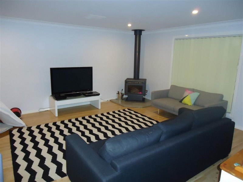 1 Kamaroo Court, Glenfield Park NSW 2650