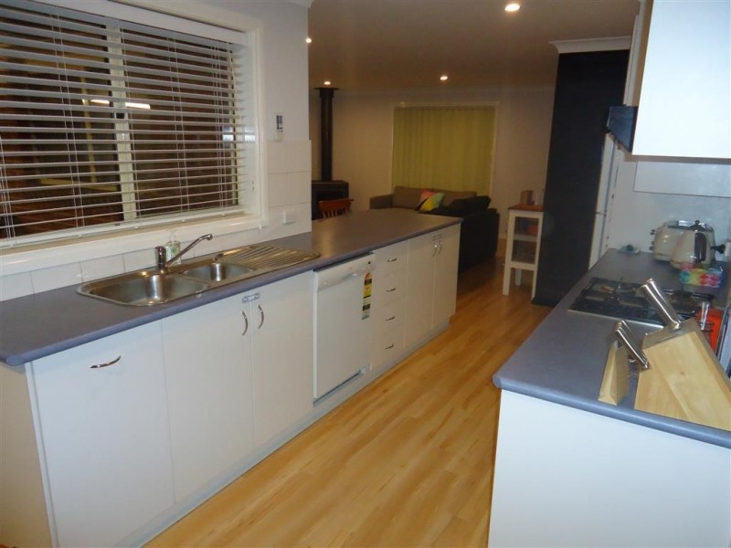 1 Kamaroo Court, Glenfield Park NSW 2650