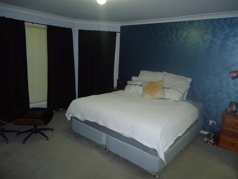 1 Kamaroo Court, Glenfield Park NSW 2650