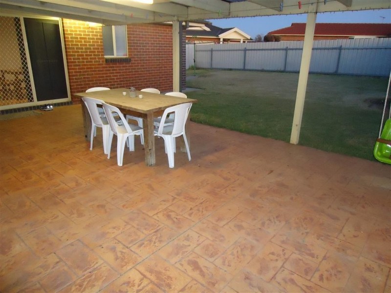 1 Kamaroo Court, Glenfield Park NSW 2650