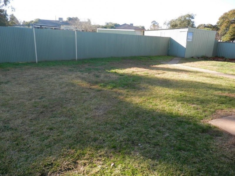 11 Tinga Crescent, Kooringal NSW 2650
