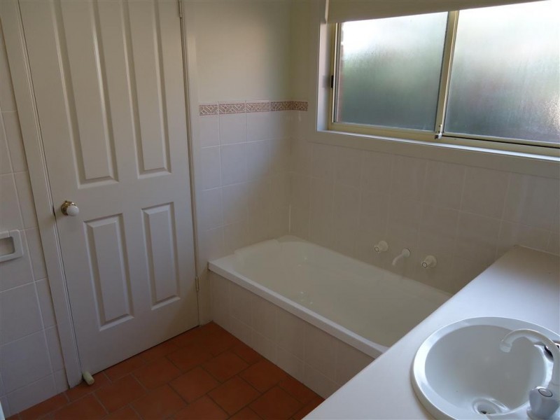 24 Yarrawah Crescent, Bourkelands NSW 2650