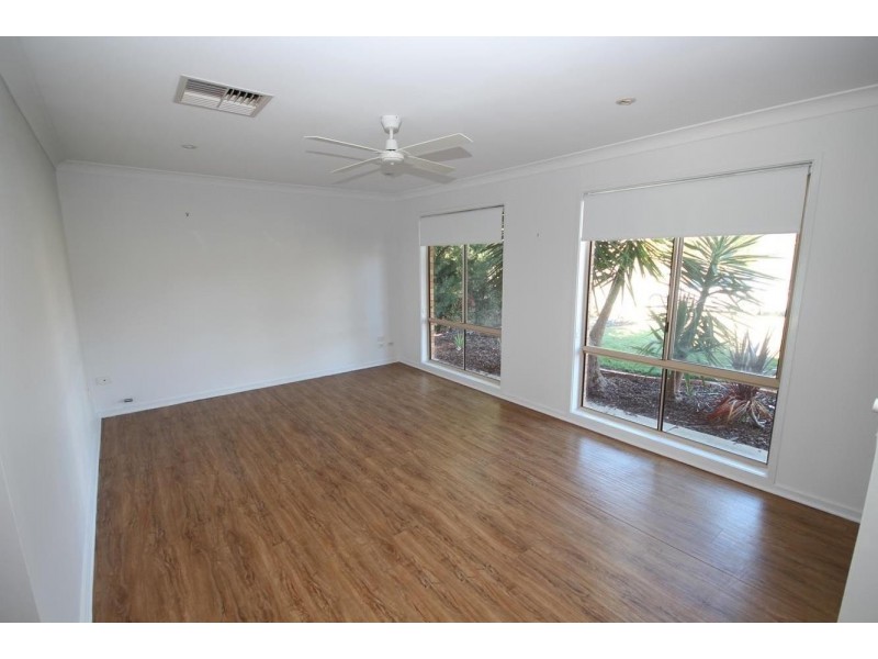 24 Langi Crescent, Glenfield Park NSW 2650