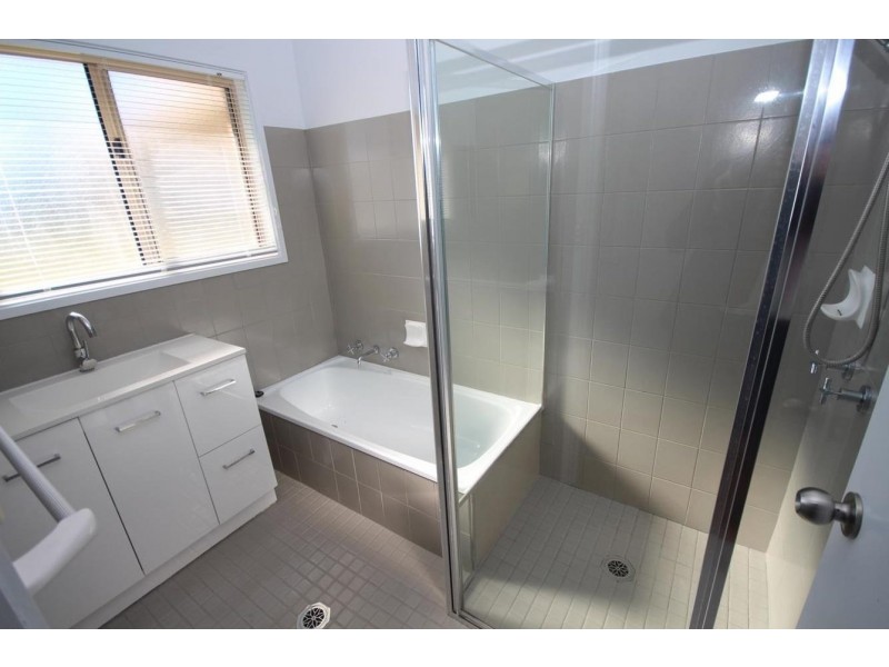 24 Langi Crescent, Glenfield Park NSW 2650
