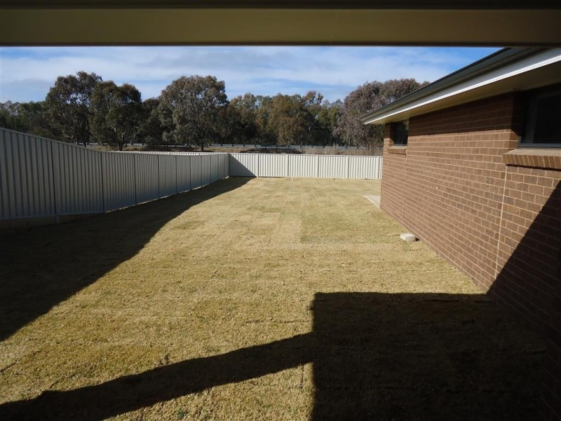 25 Sunvale Crescent, Estella NSW 2650