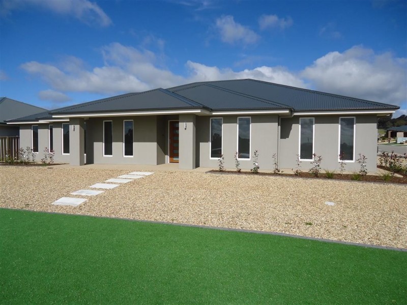 8 Goldstein Crescent, Lloyd NSW 2650