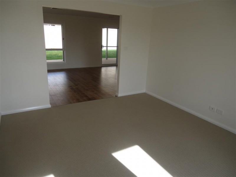 8 Goldstein Crescent, Lloyd NSW 2650