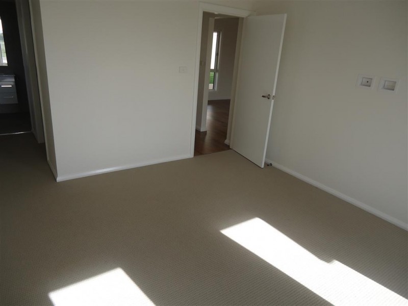 8 Goldstein Crescent, Lloyd NSW 2650