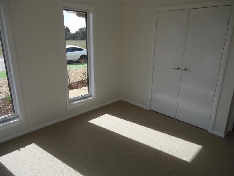 8 Goldstein Crescent, Lloyd NSW 2650