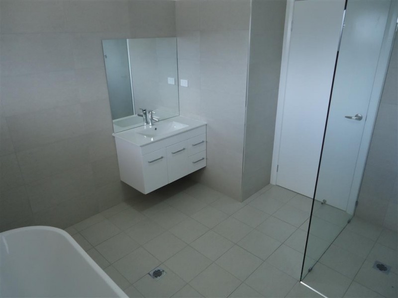 8 Goldstein Crescent, Lloyd NSW 2650