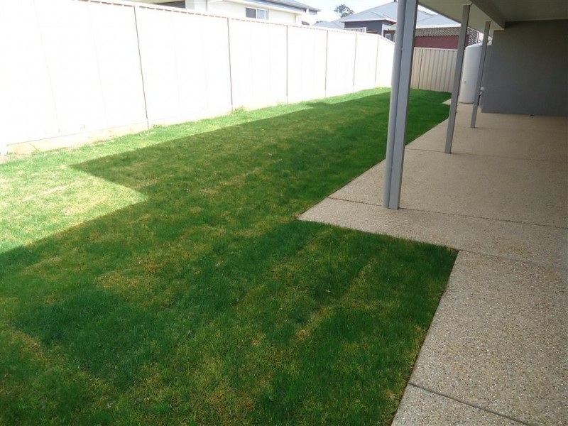 8 Goldstein Crescent, Lloyd NSW 2650