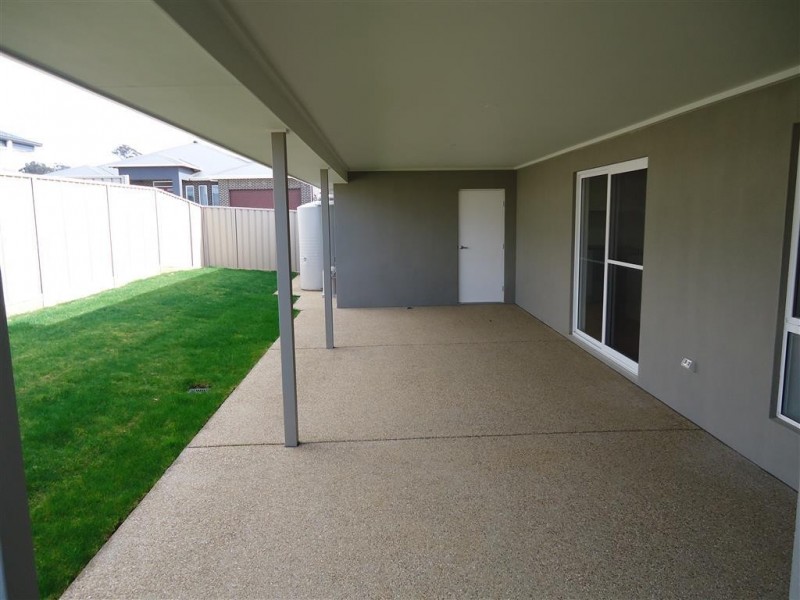 8 Goldstein Crescent, Lloyd NSW 2650