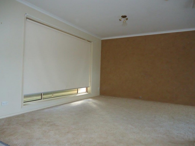 68 Balleroo Crescent, Glenfield Park NSW 2650