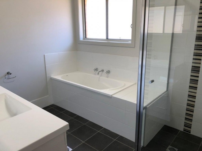 27 Sunvale Crescent, Estella NSW 2650
