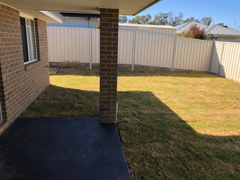 27 Sunvale Crescent, Estella NSW 2650