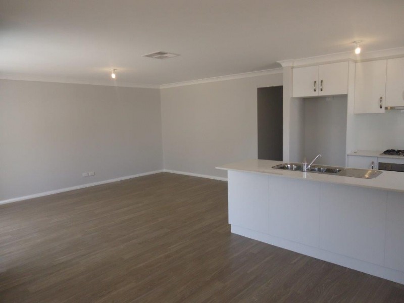 3/3 Craft  Street, Lake Albert NSW 2650