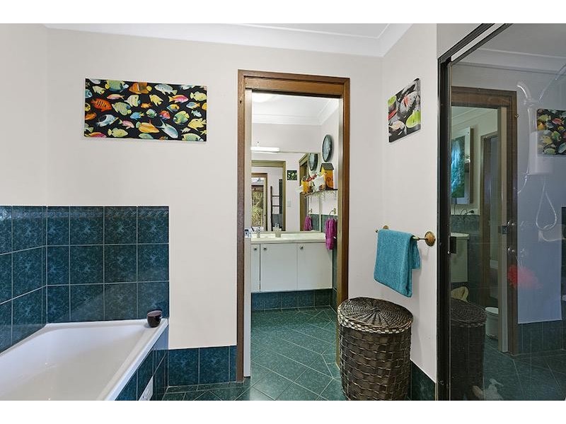8 Redgum Cl, Bateau Bay NSW 2261