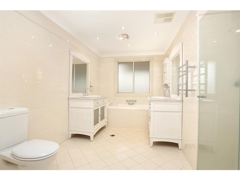 7 Darling St, Abbotsbury NSW 2176