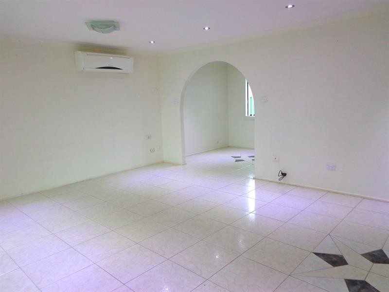 1 Snowdon Cres, Smithfield NSW 2164
