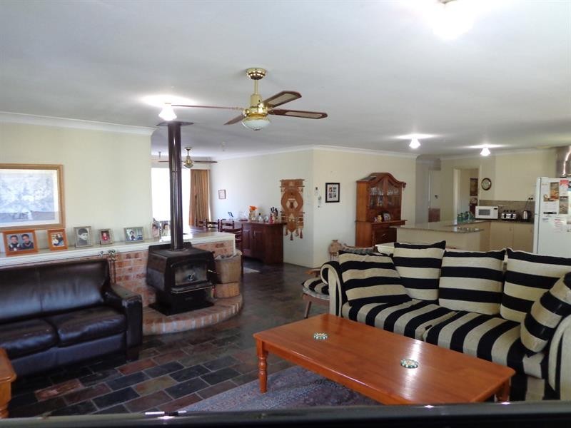 6 Teak Cl, Bossley Park NSW 2176