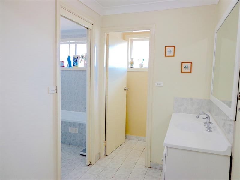 6 Teak Cl, Bossley Park NSW 2176