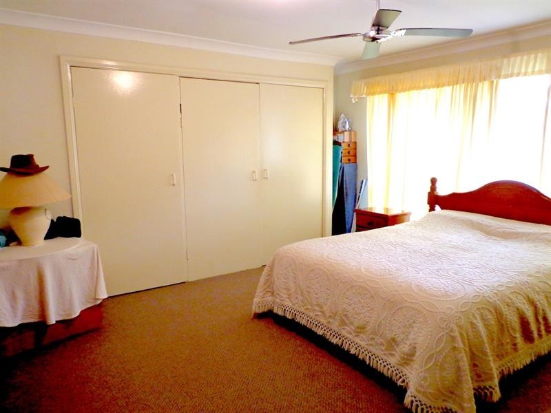 6 Teak Cl, Bossley Park NSW 2176