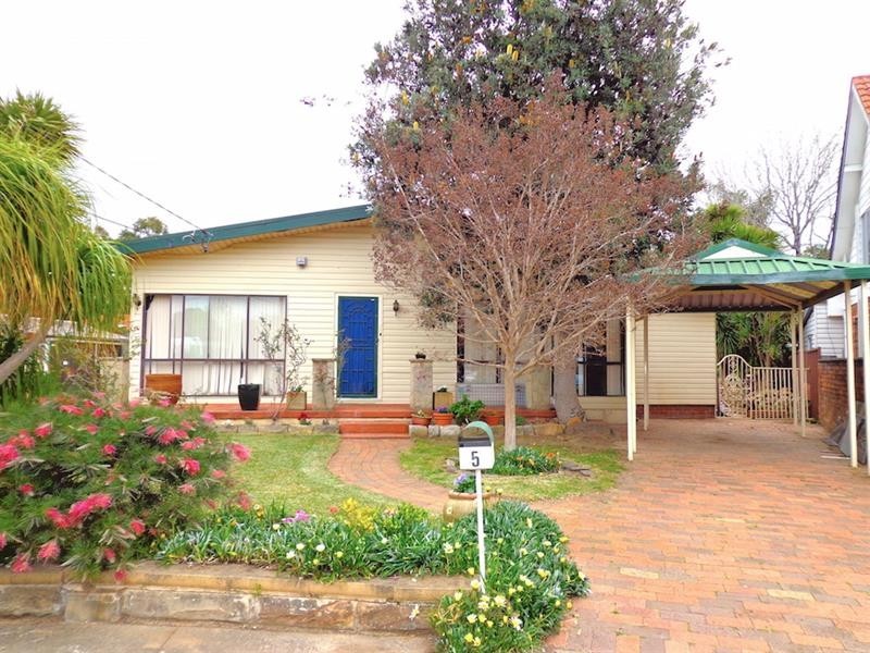 5 Robbins St, Fairfield West NSW 2165