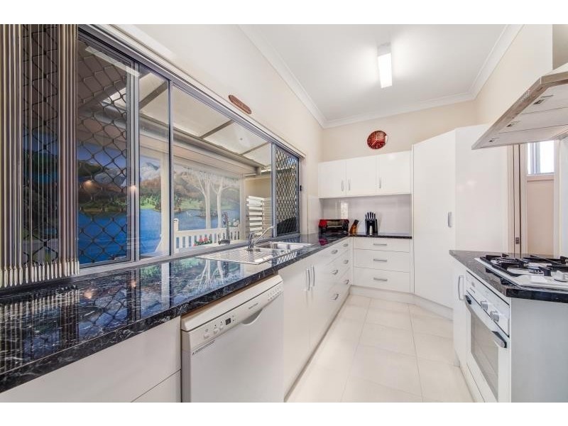 13 Warrina Ave, Summerland Point NSW 2259