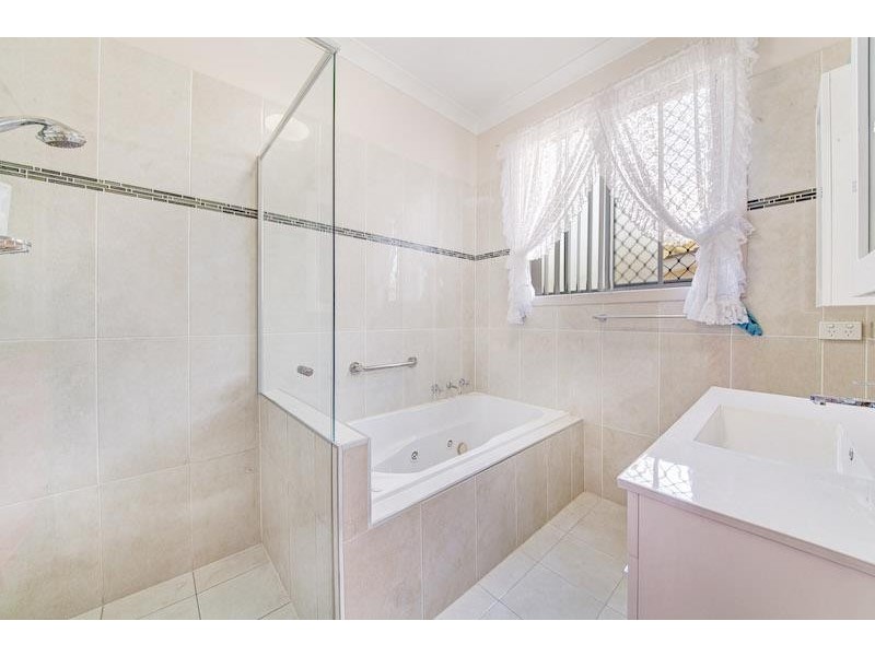 13 Warrina Ave, Summerland Point NSW 2259