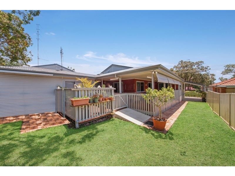 13 Warrina Ave, Summerland Point NSW 2259