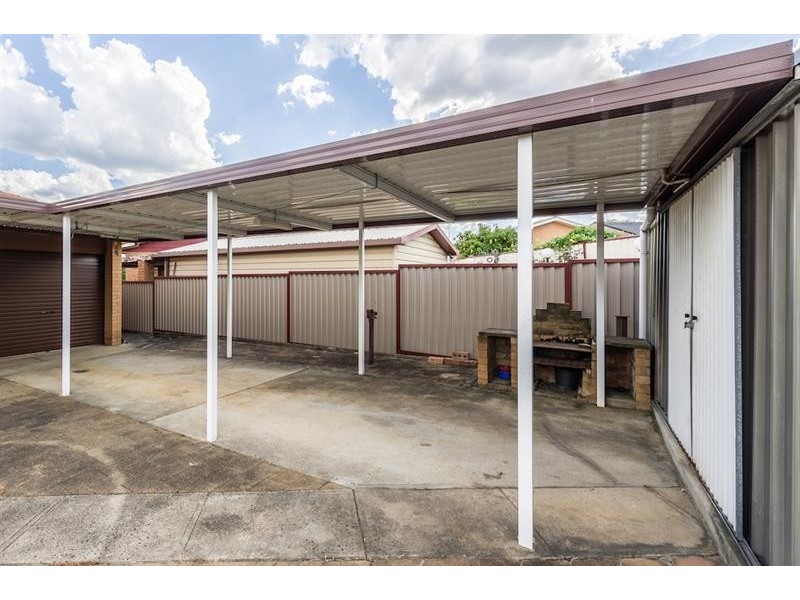 9 Triten Ave, Greenfield Park NSW 2176