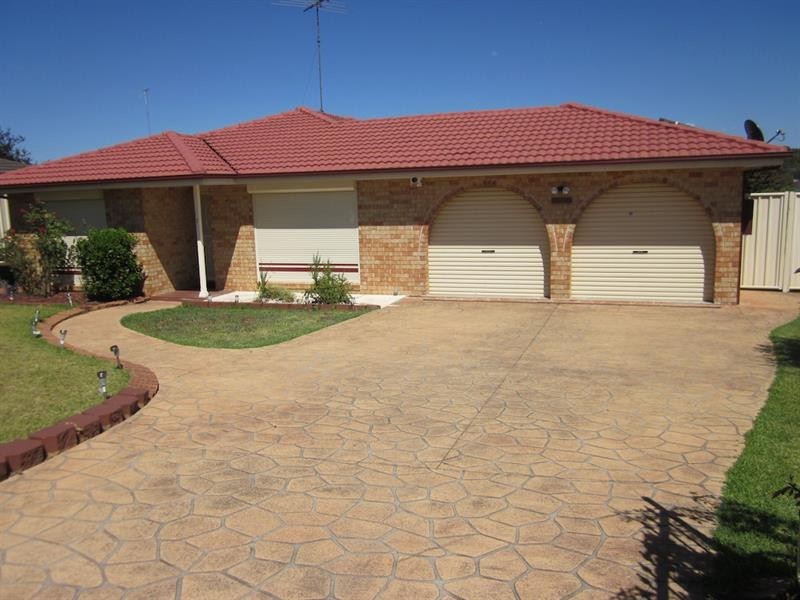 2 Titania Pl, Rosemeadow NSW 2560