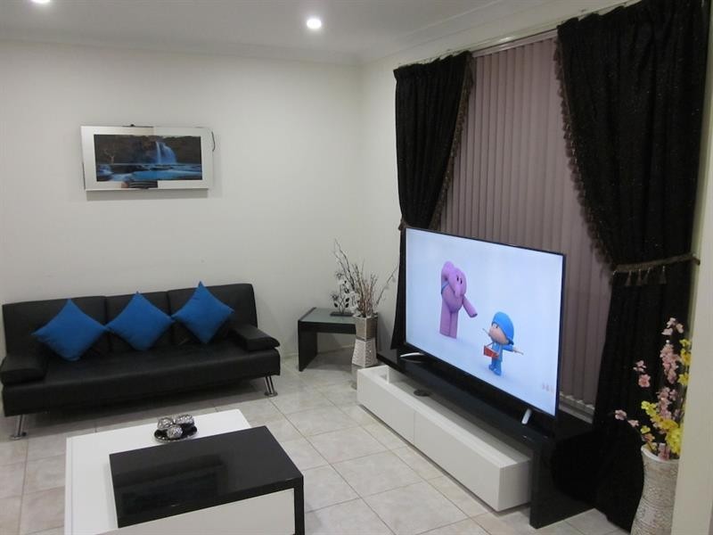 2 Titania Pl, Rosemeadow NSW 2560