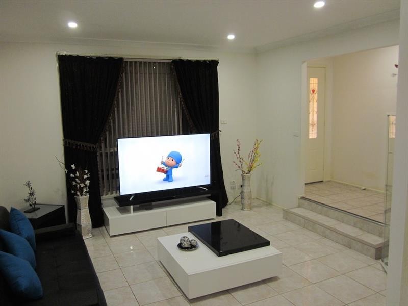 2 Titania Pl, Rosemeadow NSW 2560