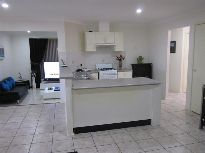 2 Titania Pl, Rosemeadow NSW 2560