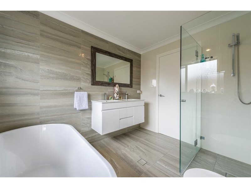 25 Tallowood Cres, Bossley Park NSW 2176